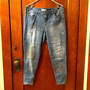 Skinny jeans with floral stitching